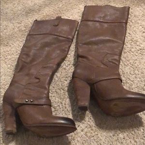 Cute long brown boots !